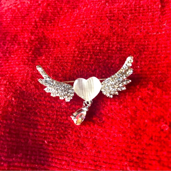 🎄🎄🎄 60% off Brooch-Angel Wings w-Dangle Rhinestones NWOT - Picture 1 of 5